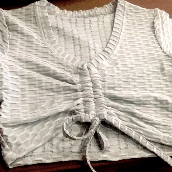 Honeycomb Ruched Crop Top - Picture 2 of 9